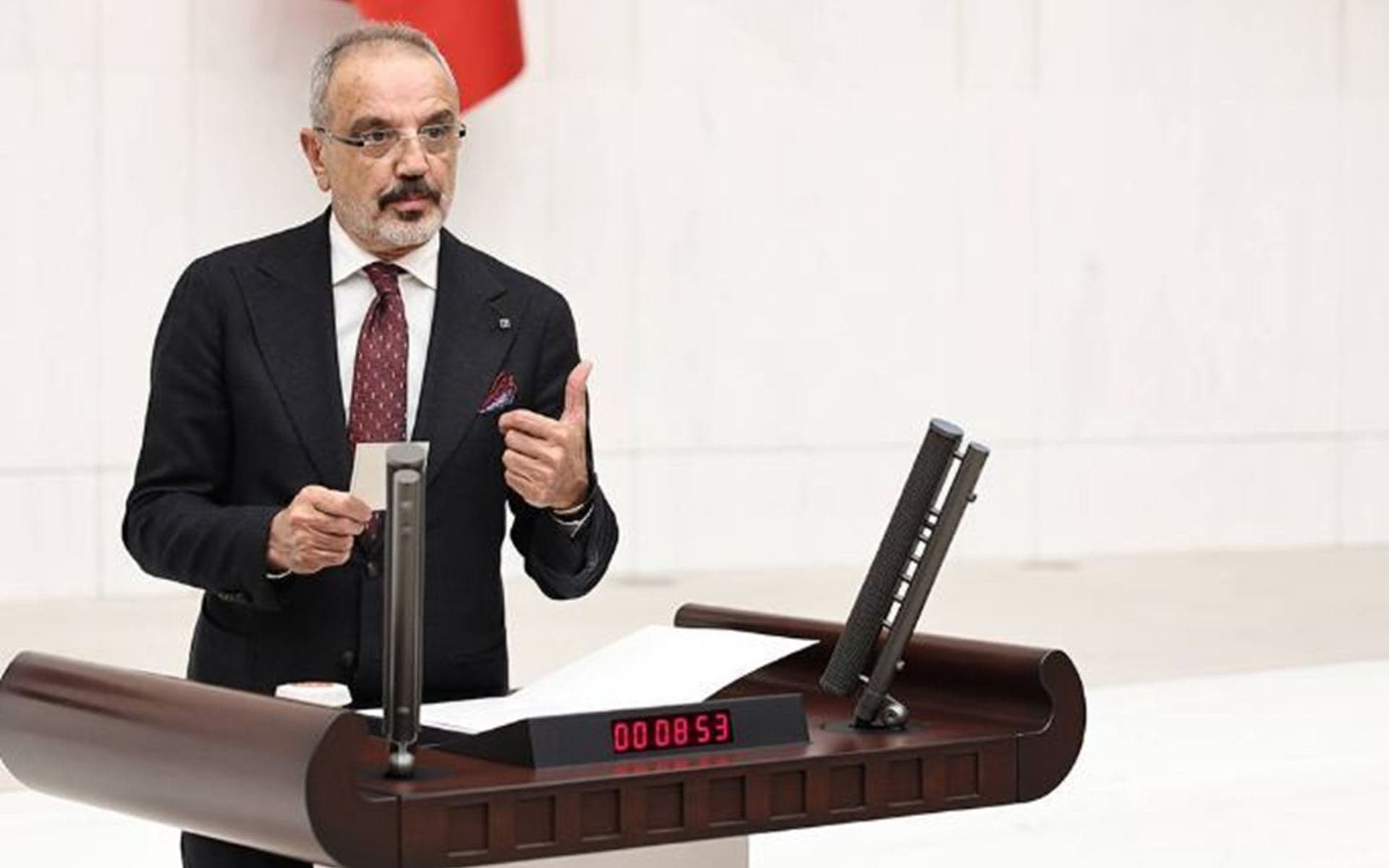 النائب عن حزب المساواة وديمقراطية الشعوب "دام بارتي" سري ساكك