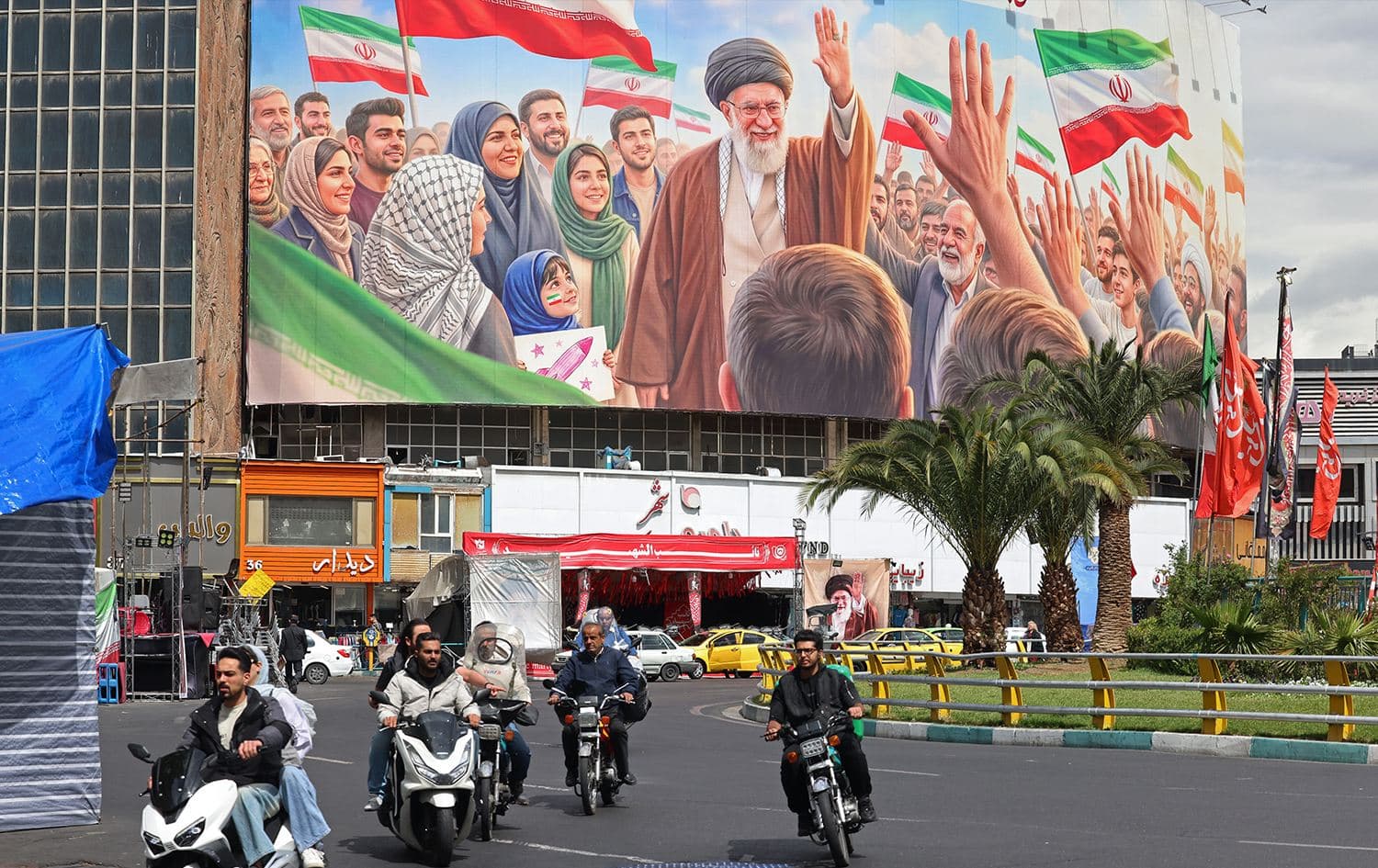لافتة كبيرة في طهران تحمل صورة المرشد الأعلى السابق علي خامنئي - AFP