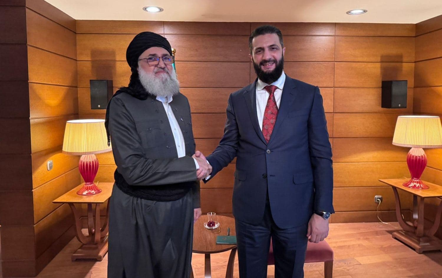 لقاء أحمد الشرع وعرفان عبد العزيز على هامش منتدى أنطاليا الدبلوماسي