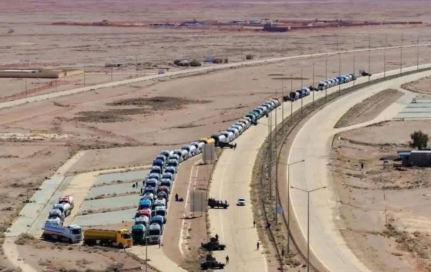 شاحنات عراقية عبر منفذ الوليد - أرشيفية