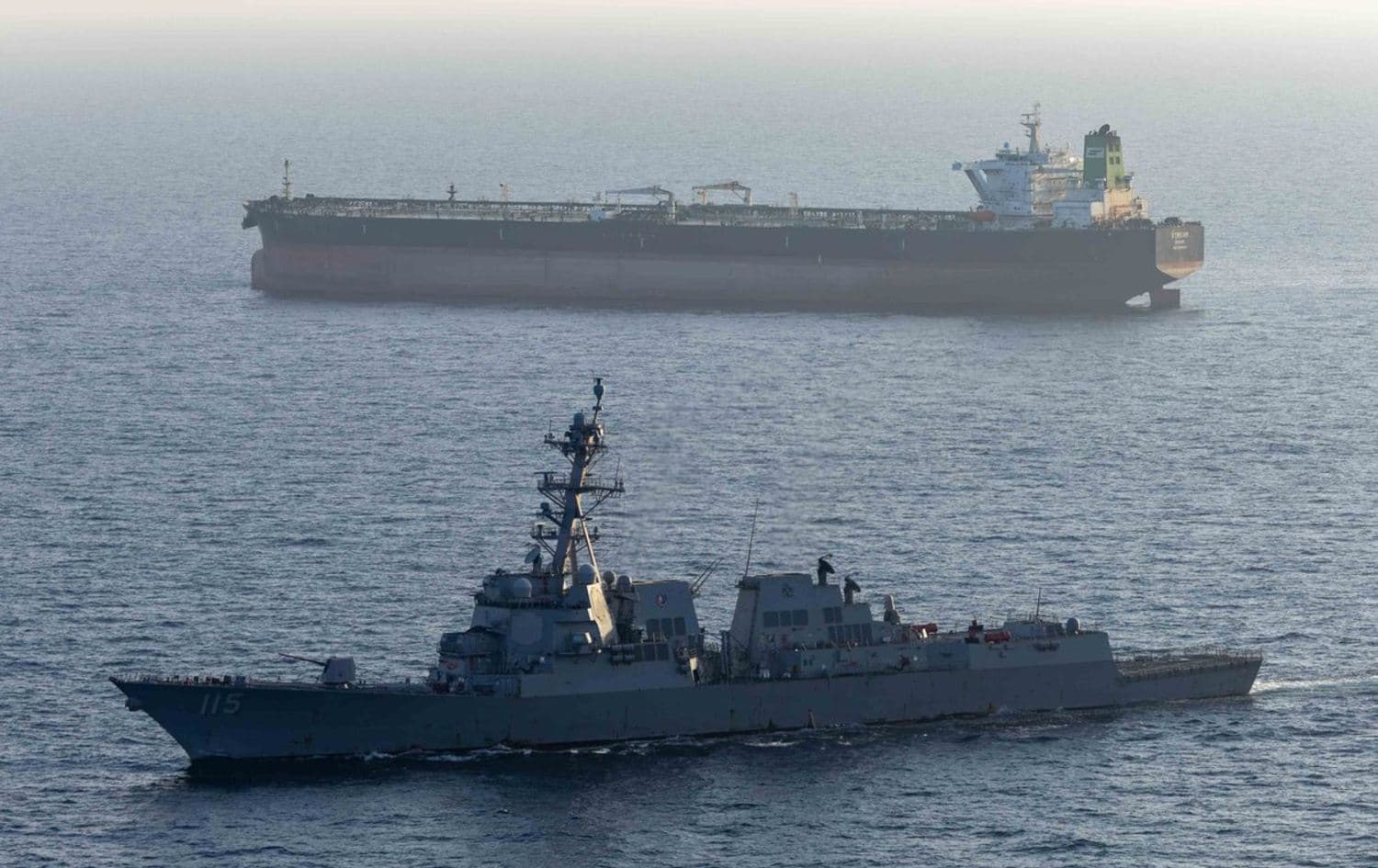 مدمرة تشارك في فرض الحصار على الموانئ الإيرانية-Centcom