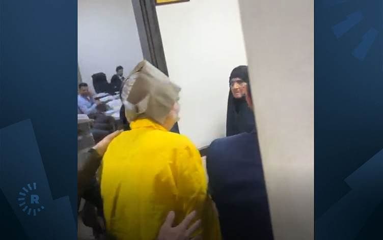 لحظة إحضار عجاج إلى المحكمة