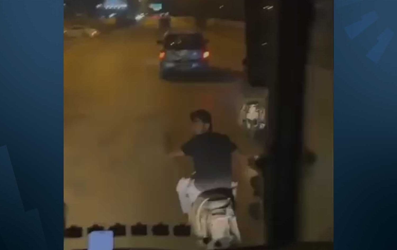  صورة من فيديو متداول للحادثة يظهر شاباً يستقل دراجة نارية يعترض حافلة السائحين