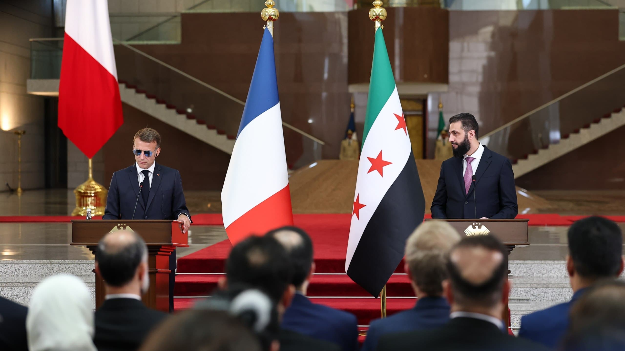 مؤكداً دعمه لدمشق.. ماكرون يعيد 50 مليون يورو وقطعاً أثرية إلى سوريا
