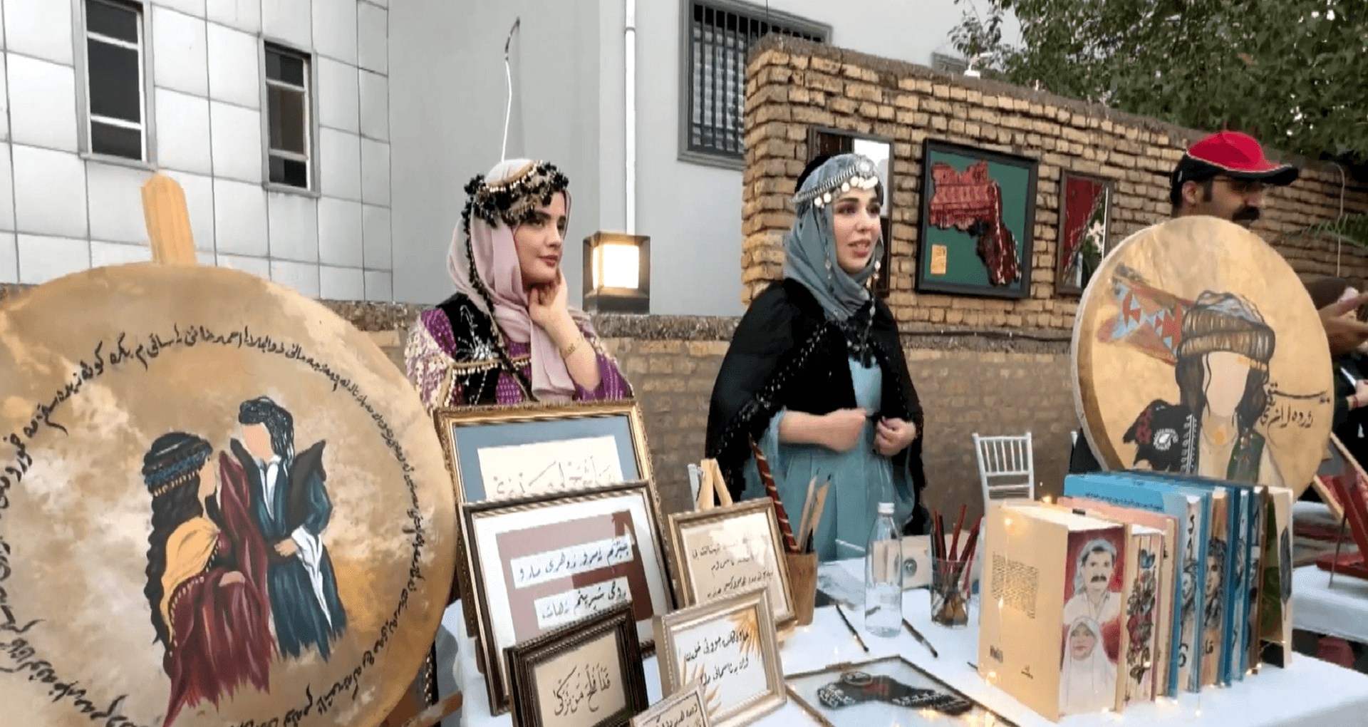 سوق فوق الأسطح.. 17 شاباً من أجزاء كوردستان الأربعة يعرضون أعمالهم اليدوية في أربيل