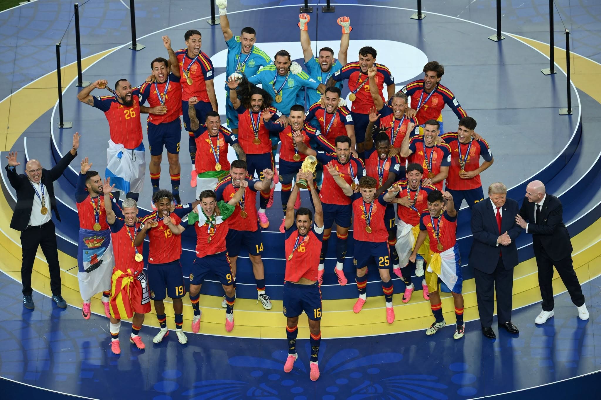مونديال 2026: ترمب رقص على منصة التتويج قبل أن يصطحبه إنفانتينو بعيداً