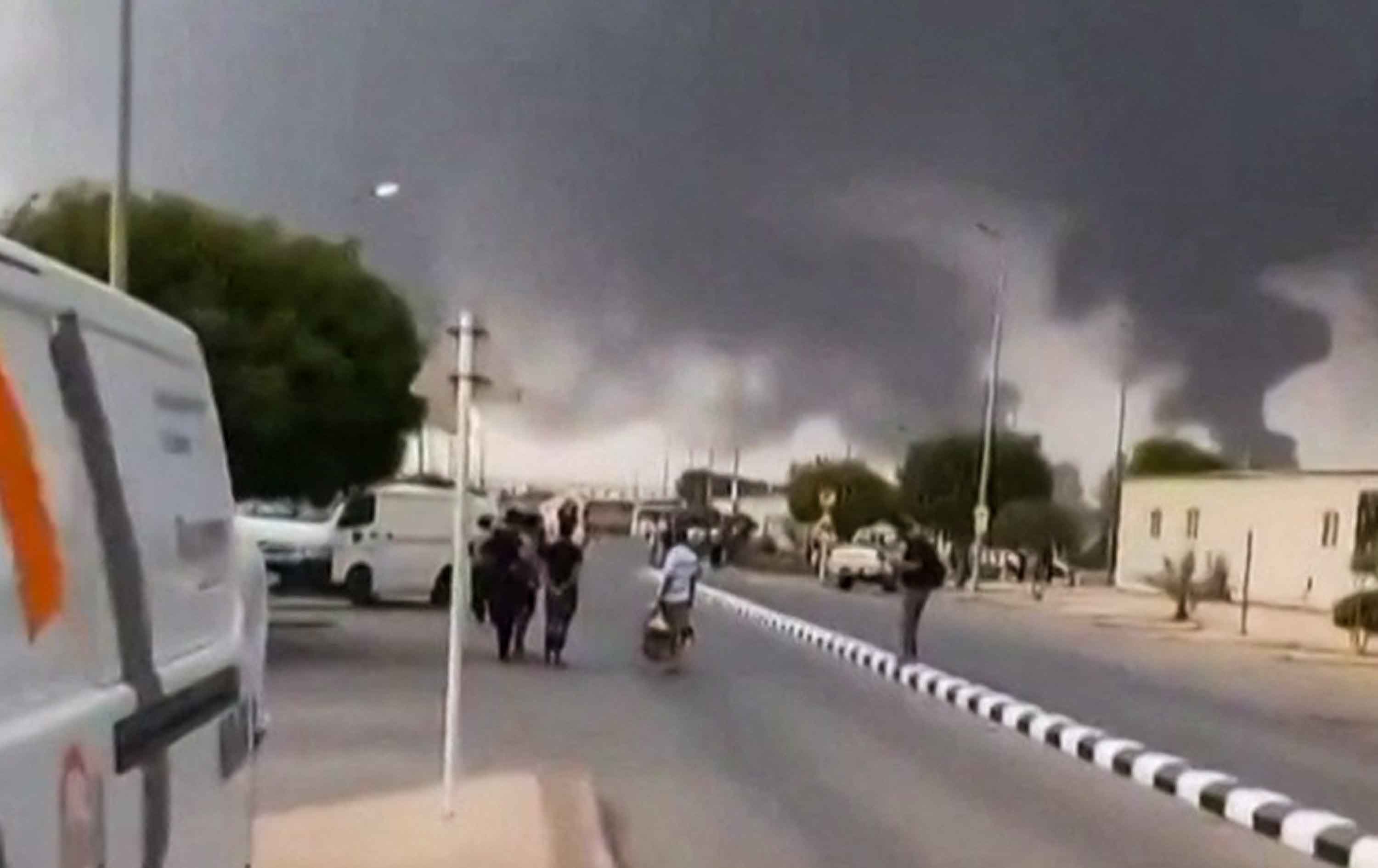 الحوثيون يُعلنون استهداف منشآت نفطية سعودية