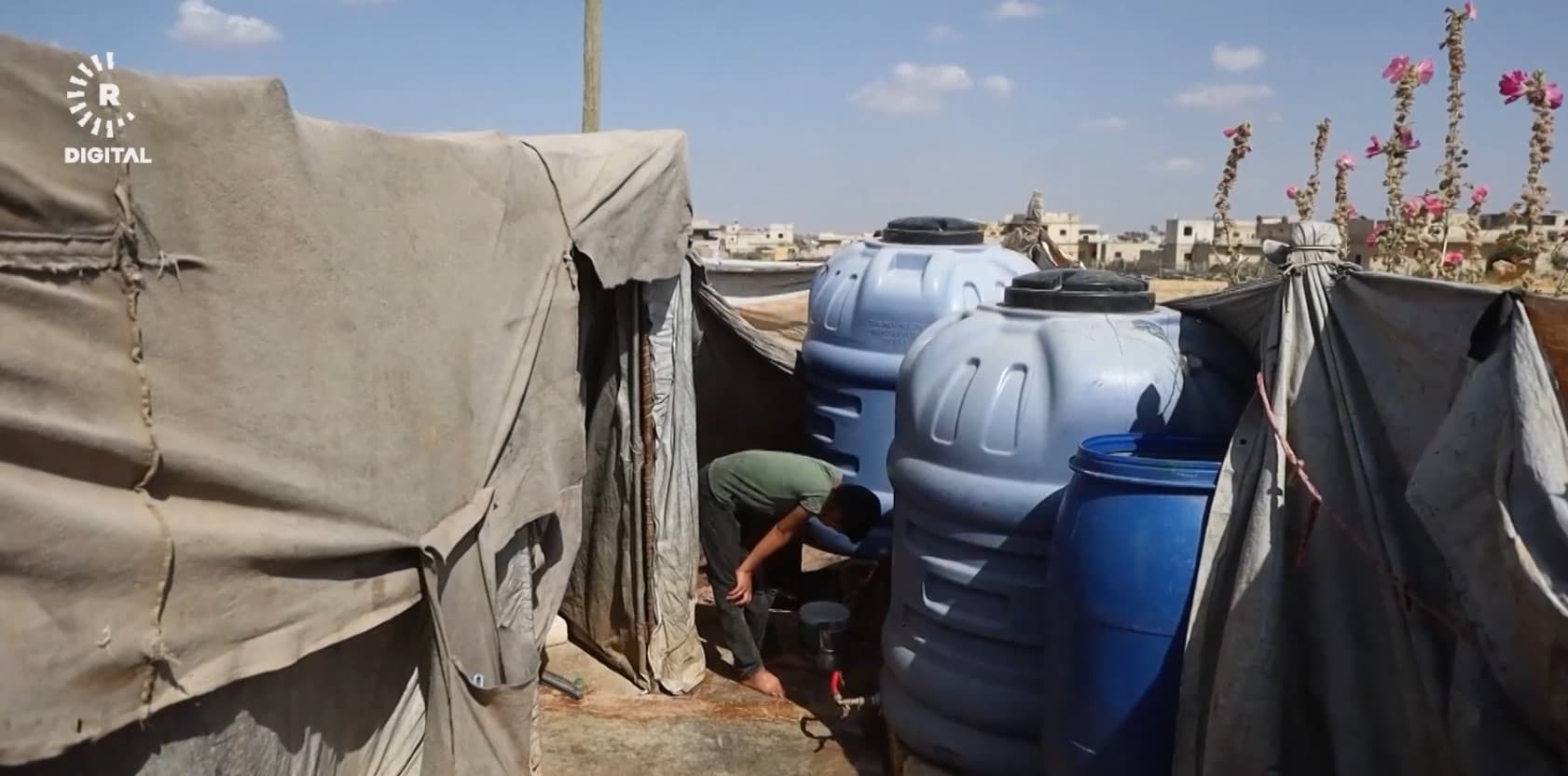 مخيمات النازحين السوريين تحت وطأة الحر وظروف معيشية قاسية