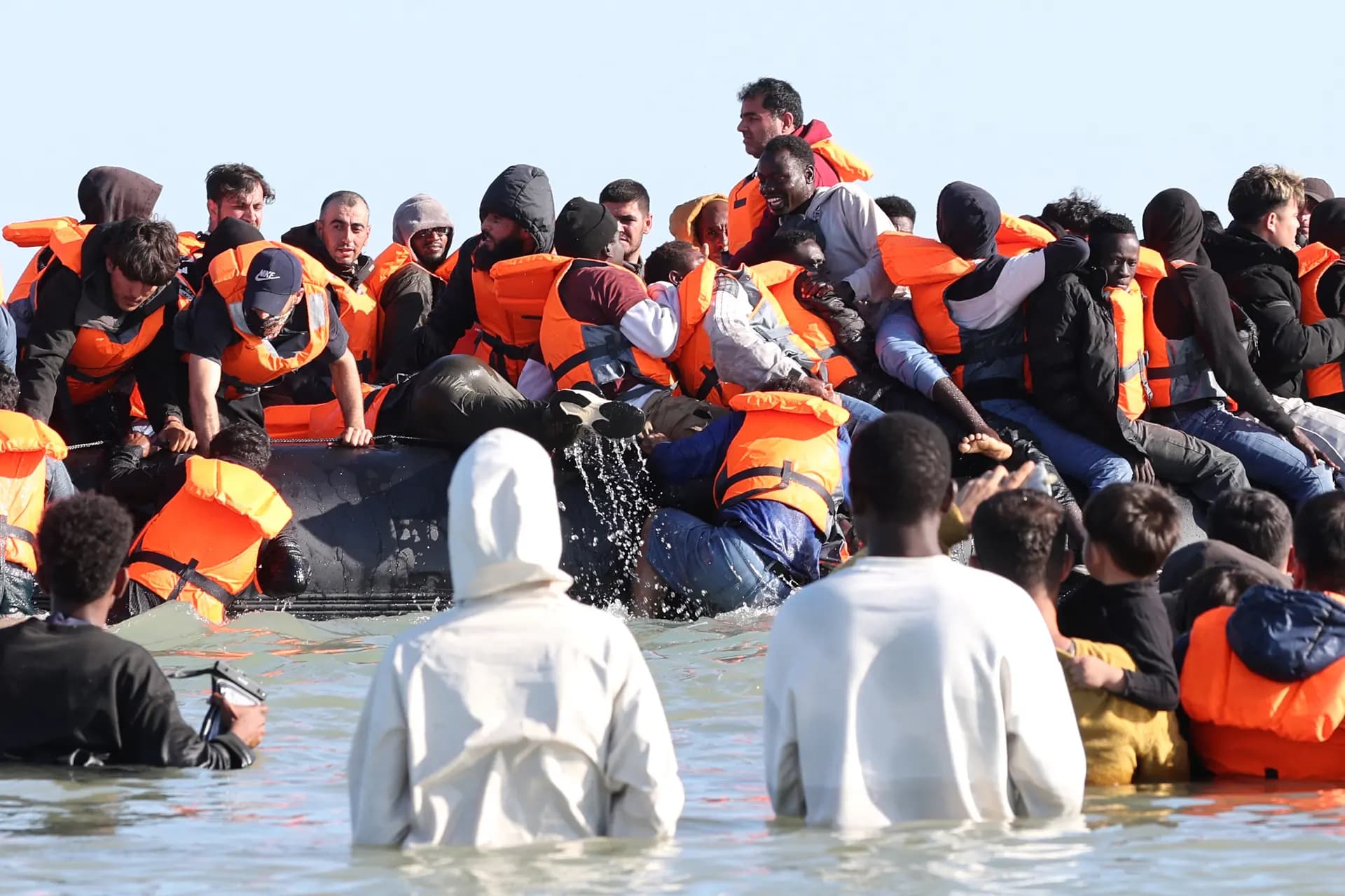مسؤولون فرنسيون: إنقاذ نحو 160 مهاجراً في القناة الإنكليزية بعد اشتعال النار في قاربهم