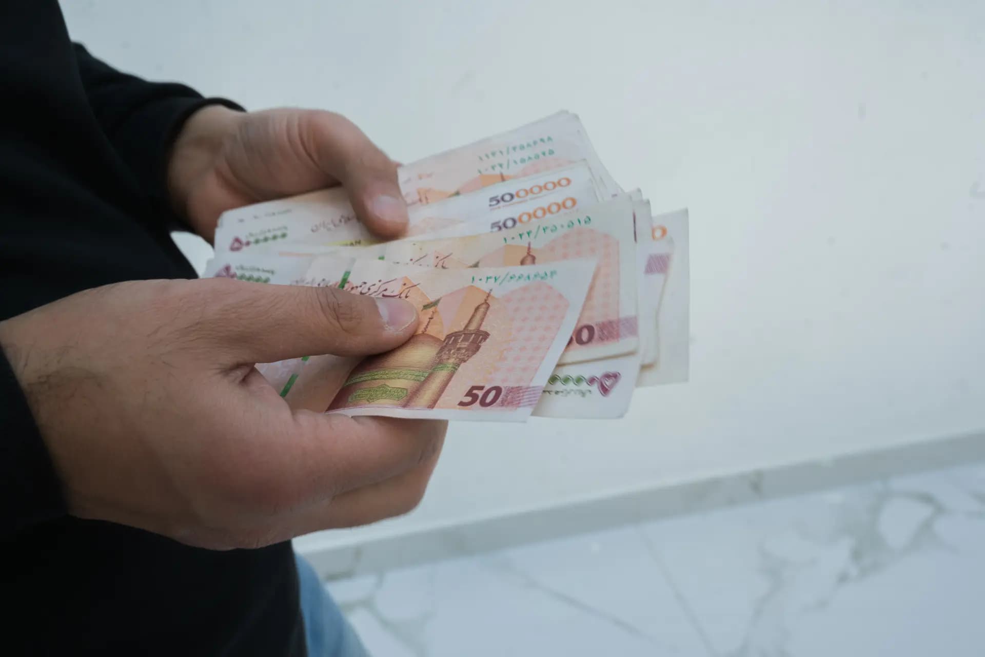 إيران.. الدولار يتخطى 200 ألف تومان