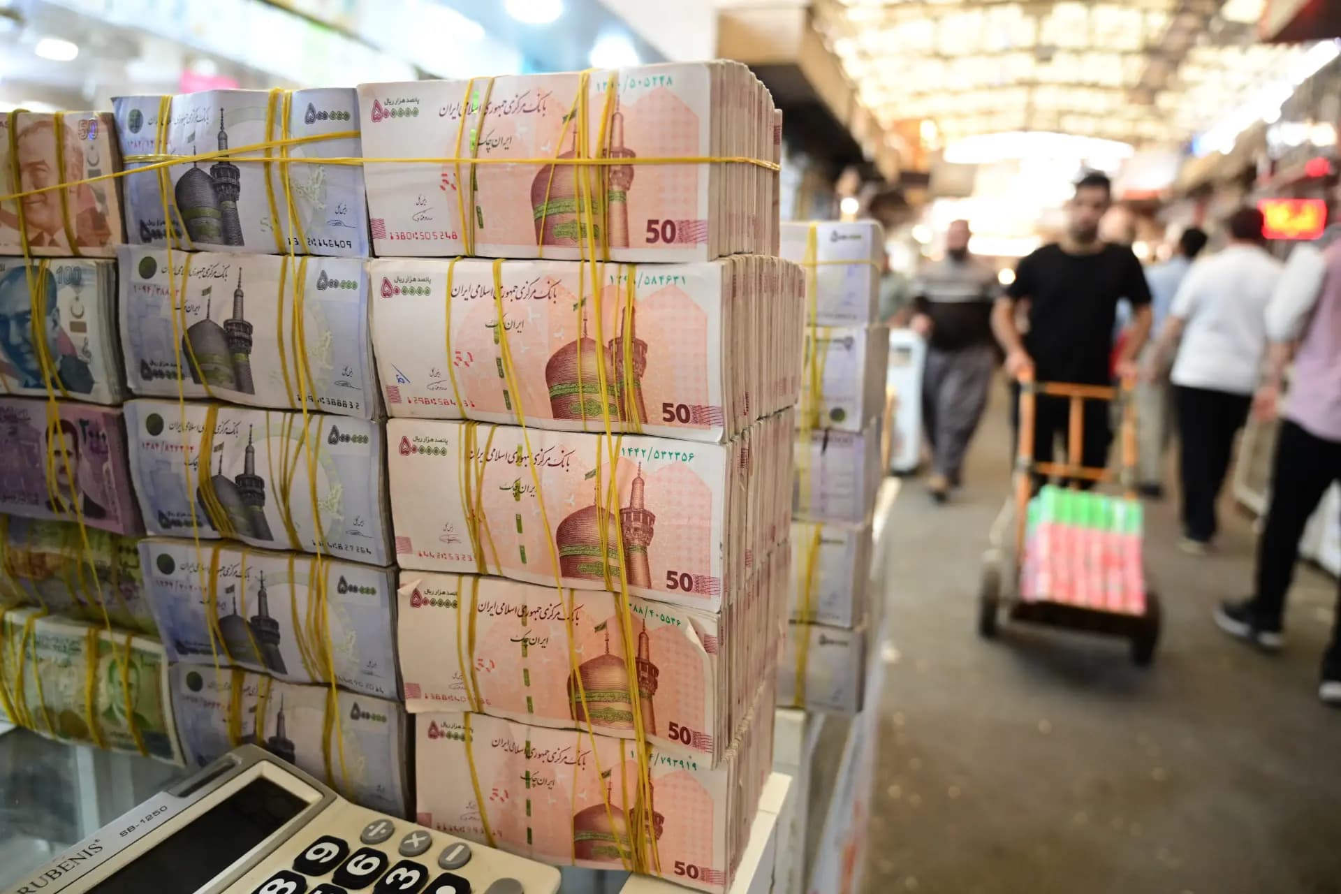 الدولار يسجل مستويات تاريخية مقابل التومان وسط احتمال إغلاق الحدود الإيرانية العراقية