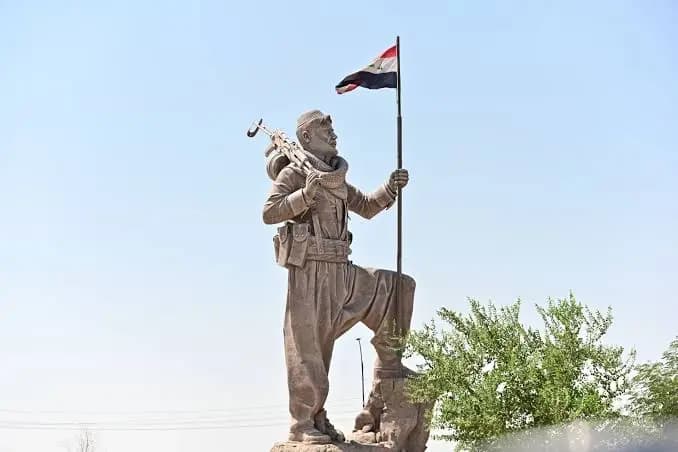 تمثال البيشمركة في محافظة كركوك على شفا الانهيار