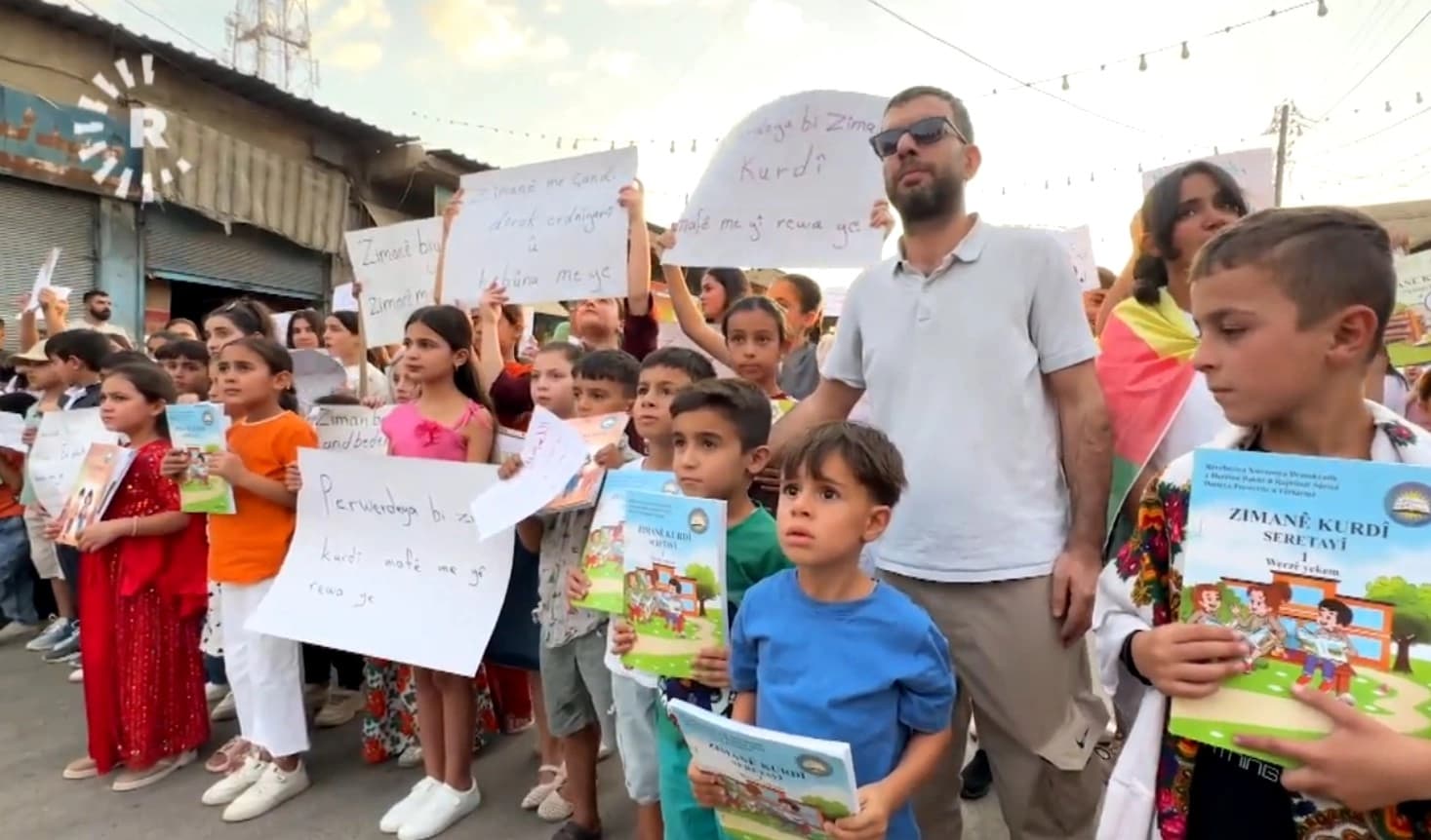 متظاهرون في قامشلو لرووداو: نطالب القادة الكورد بعدم التضحية بلغتنا