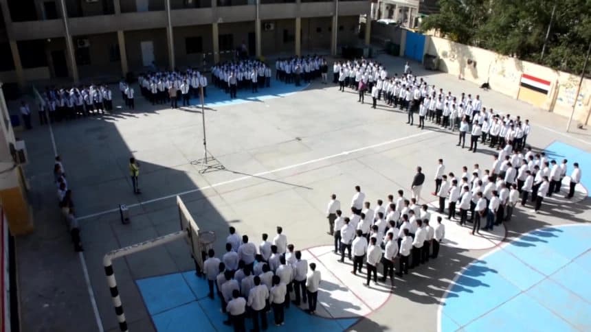 وزارة التربية العراقية تعيد اعتماد الزي الموحد للمدارس الثانوية