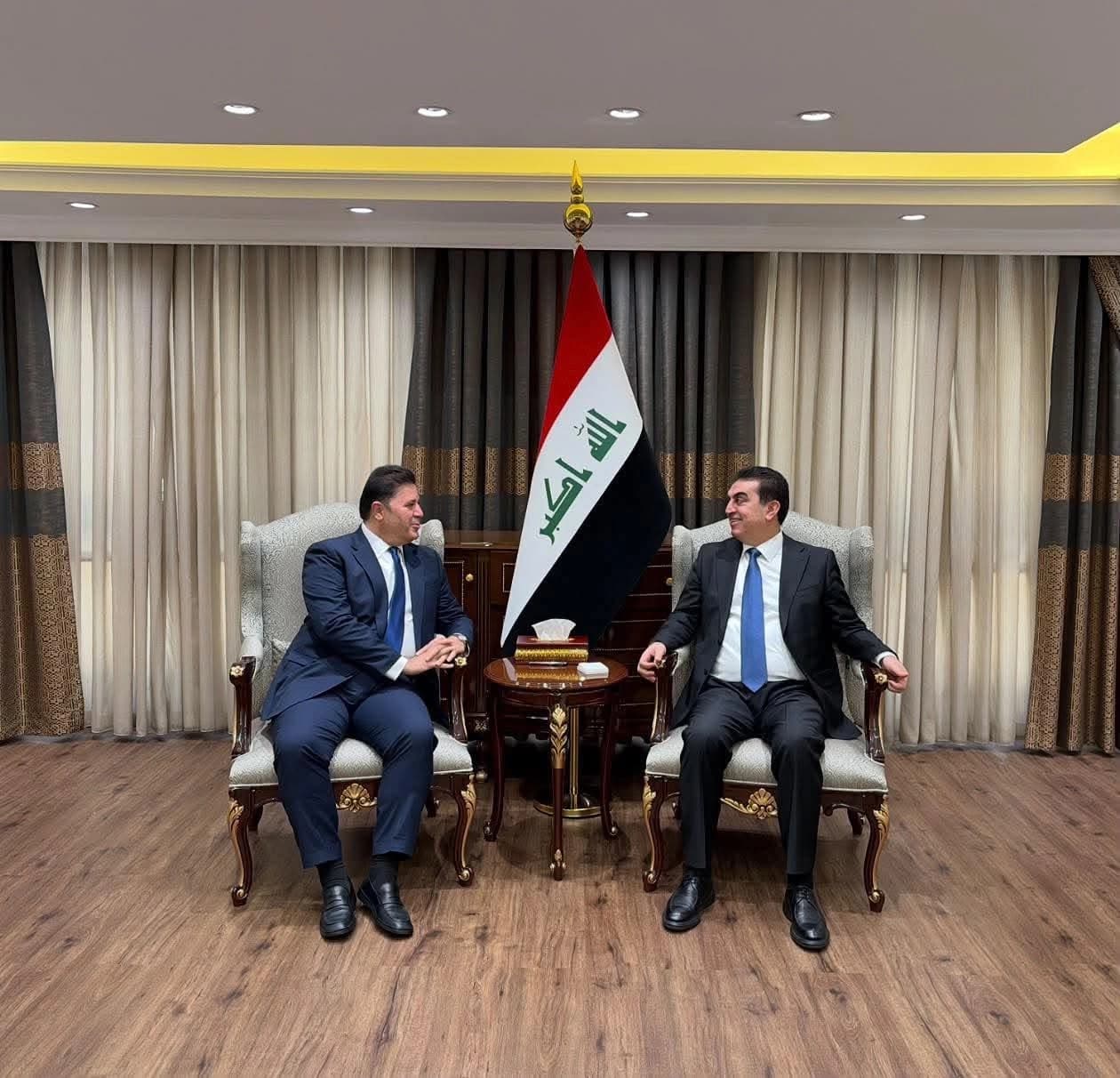 الأتروشي وزيباري يبحثان تنفيذ التوصيات الدولية