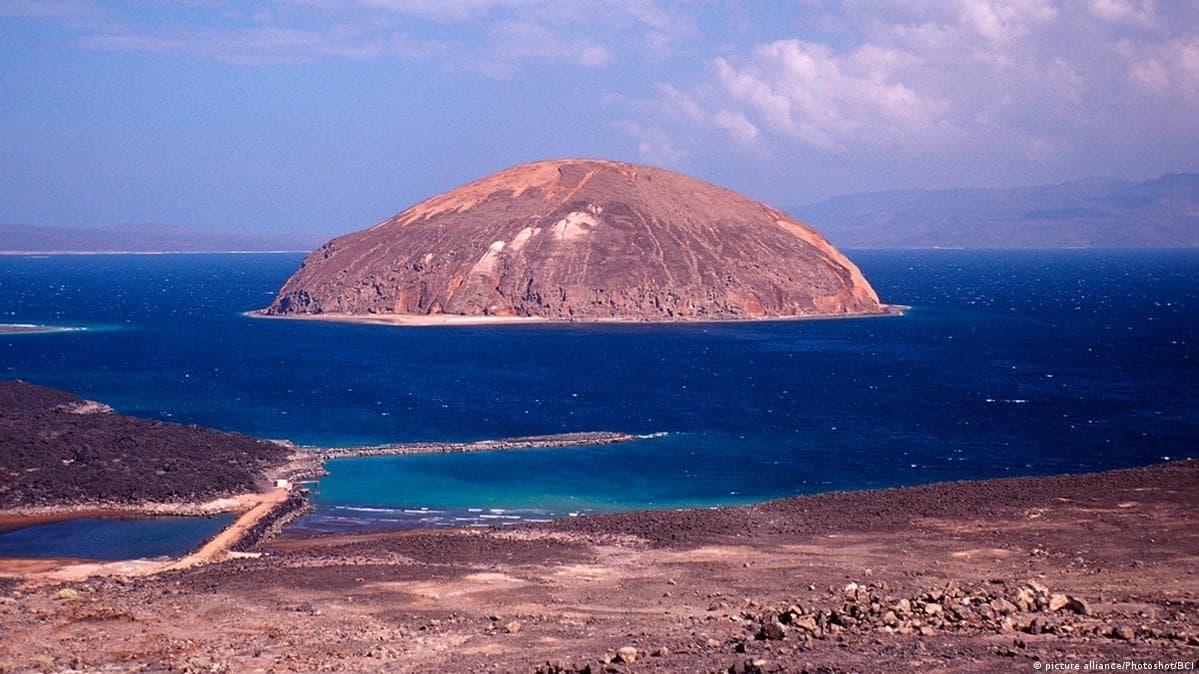 الحوثيون يسيطرون على المخا ويتقدمون نحو باب المندب