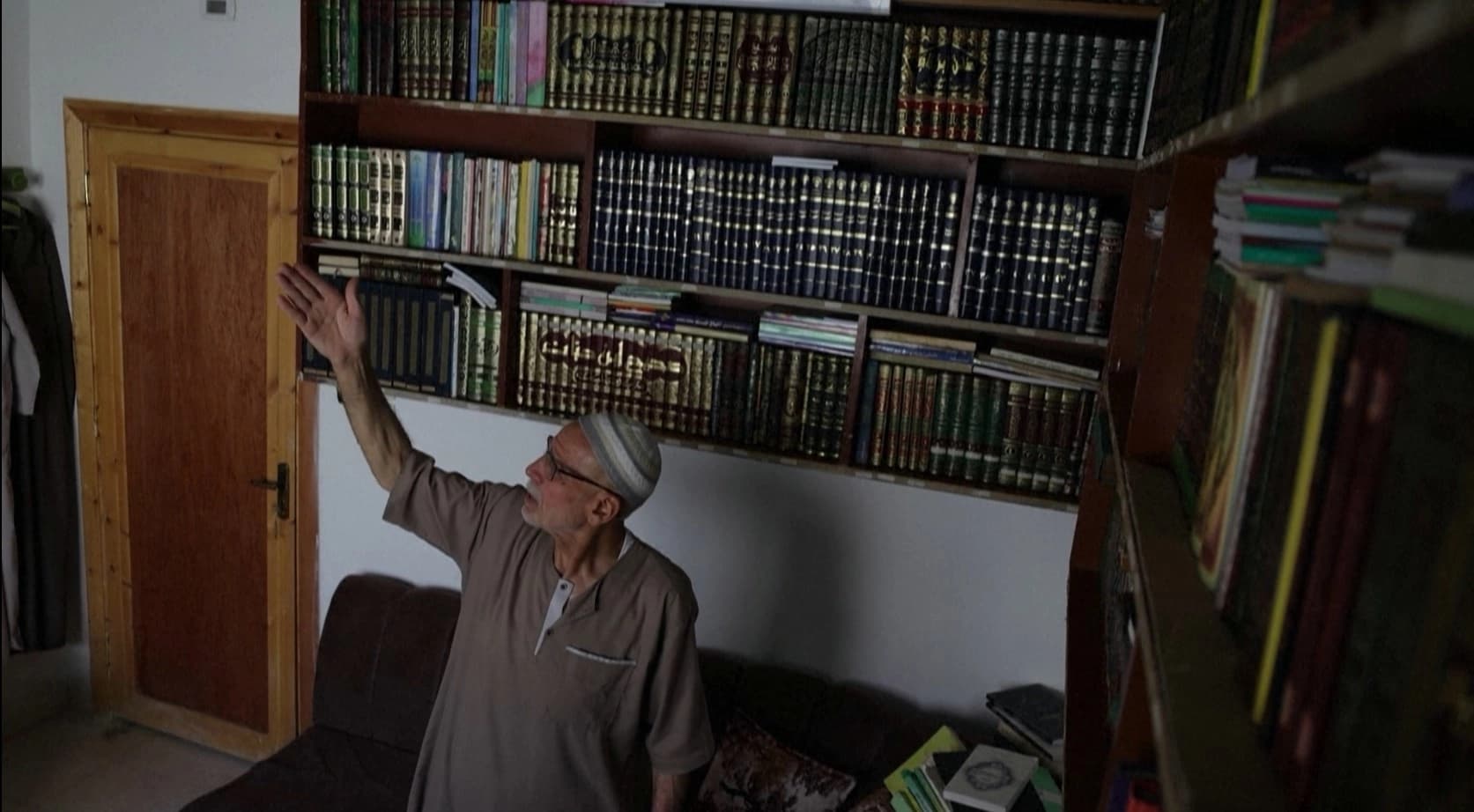 خلف جدار سري.. مسن سوري يستعيد مكتبته في حمص بعد أكثر من عقد على إخفائها
