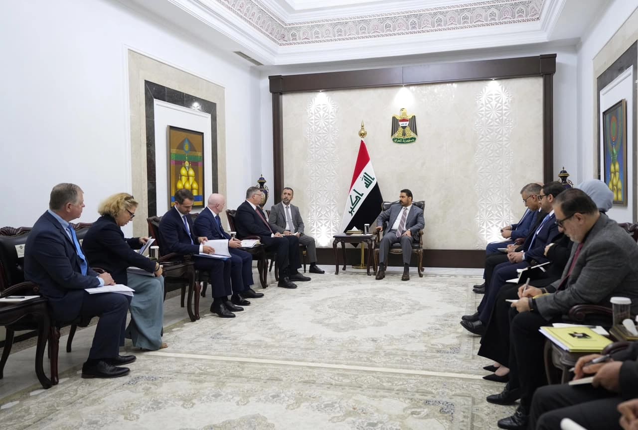 الزيدي يبحث مع شركتي توتال إنرجيز وكونوكو فيليبس استثمار النفط والغاز المصاحب في العراق