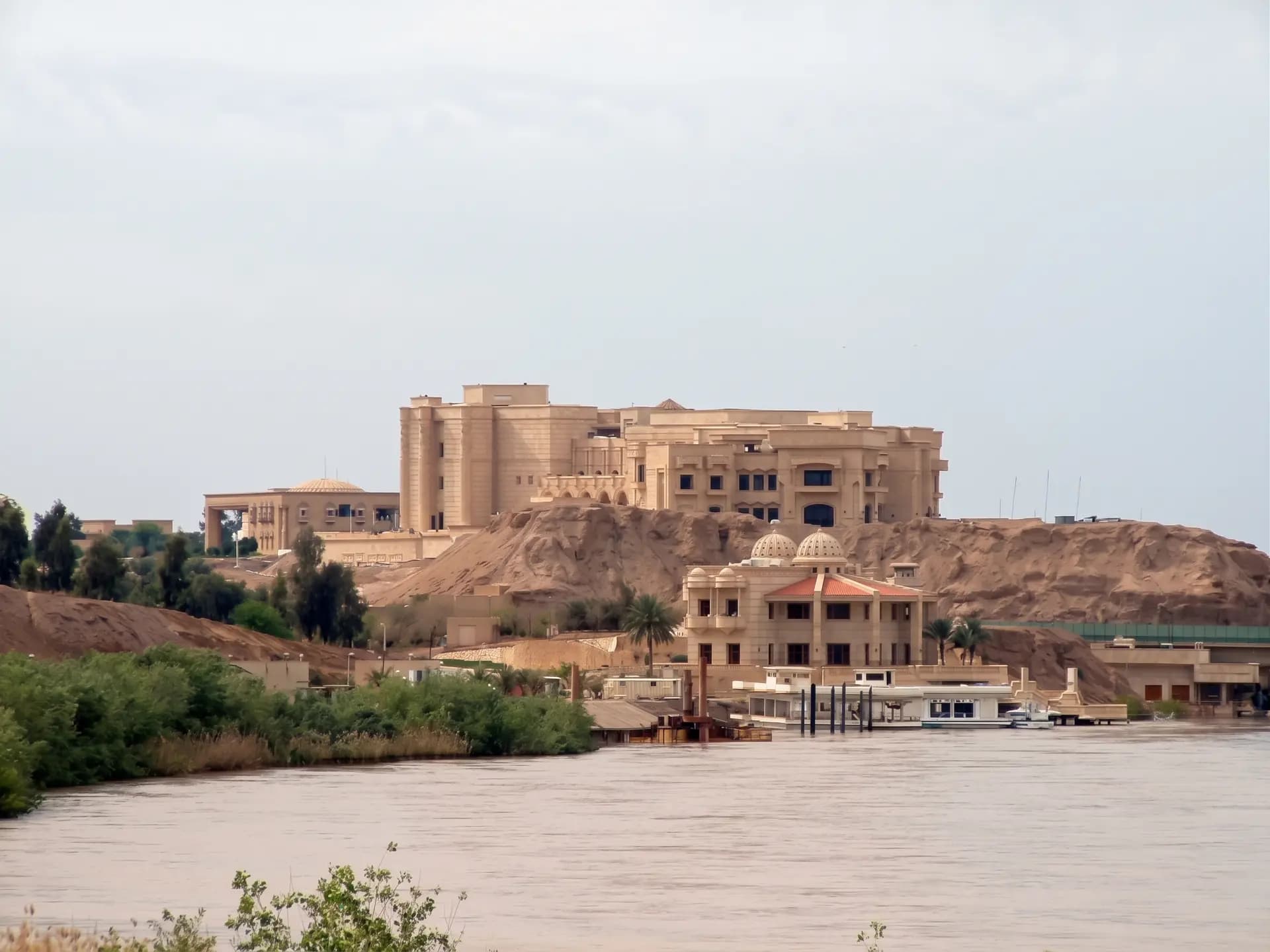 اعتقال 3 نشطاء على خلفية تحويل قصور صدام إلى مشاريع استثمارية