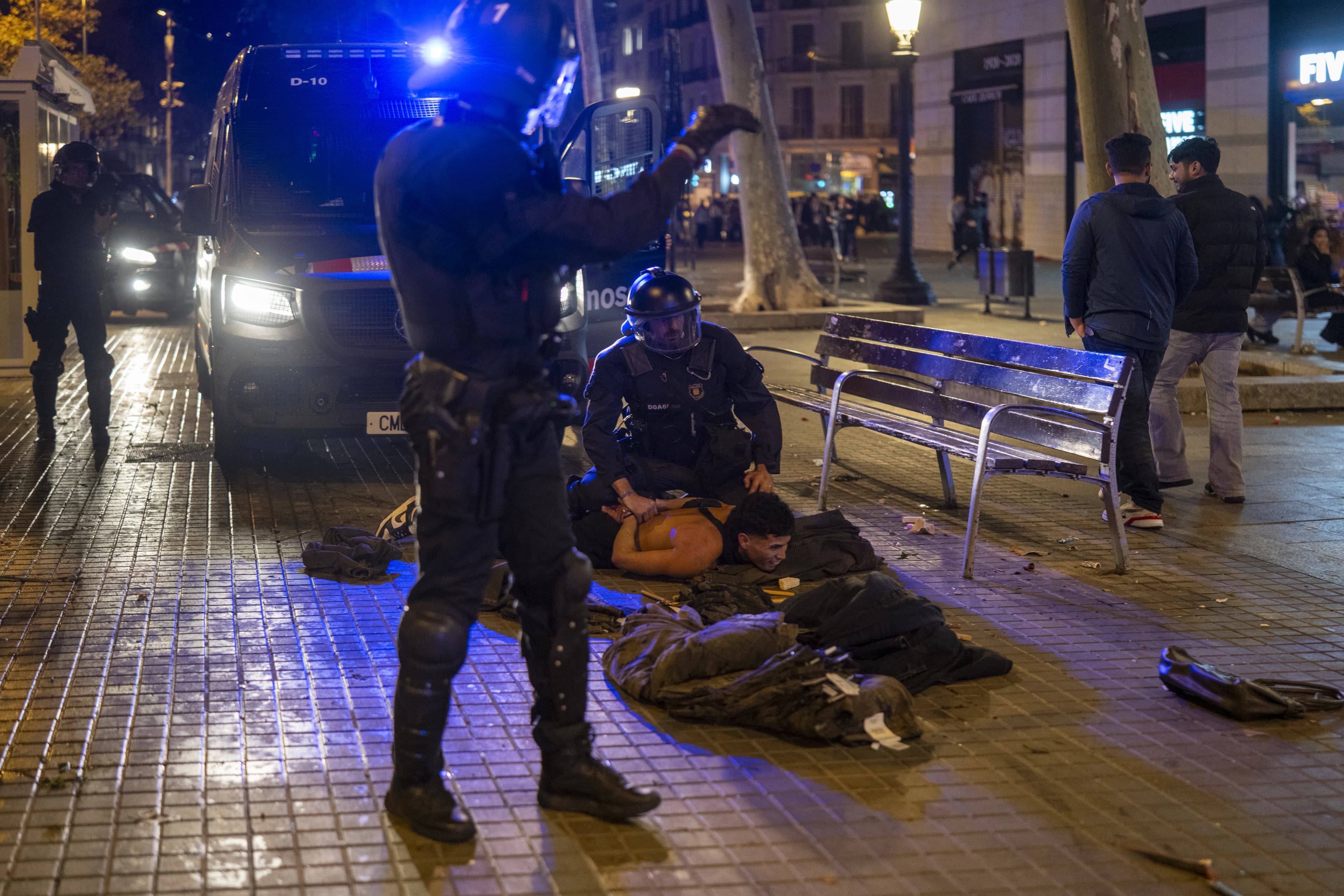 توقيف 128 شخصاً على خلفية أعمال "نهب" في برشلونة