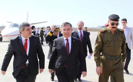 وزير الدفاع لدى وصوله بغداد