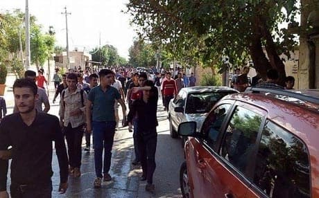 متظاهرون في قلعة دزة يحاولون انزال الاعلام الحزبية