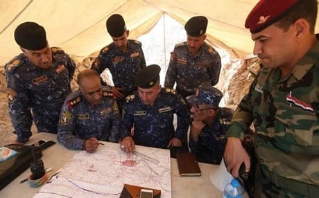 ضباط من الجيش العراقي في معركة الفلوجة