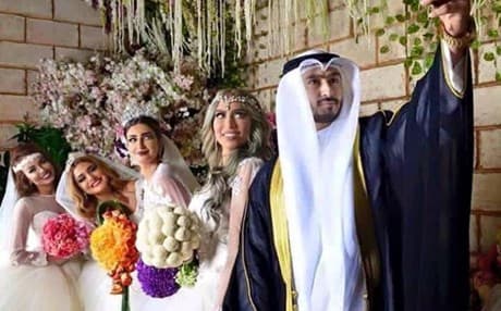 أمين مع زوجته خلود وعارضات الازياء الثلاث
