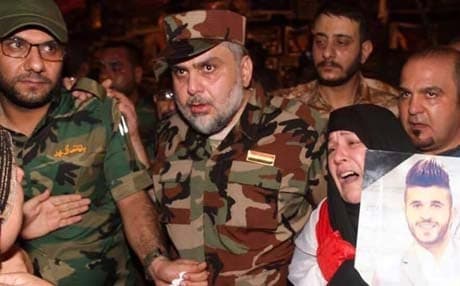 الصدر مع احدى عائلات الضحايا في الكرادة