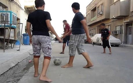 أطفال يمارسون لعبة كرة القدم