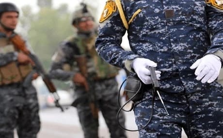 عناصر أمن تخضع المركبات لاجراءات التفتيش وسط بغداد