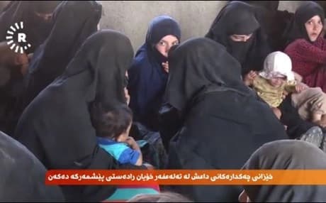 عائلات مسلحي داعش تسلم نفسها لقوات البيشمركة بعد انتهاء معركة تلعفر