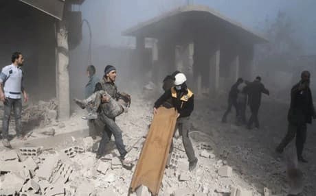 اجلاء قتلى وجرحى اثر القصف على الغوطة AFP