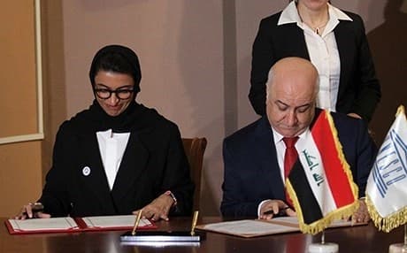 وزير الثقافة العراقي مع نظيرته الإماراتية خلال توقيع العقد