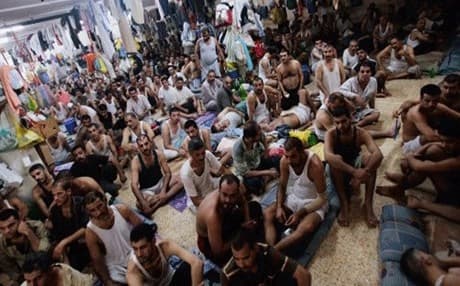 عدد من المعتقلين في احد السجون العراقية