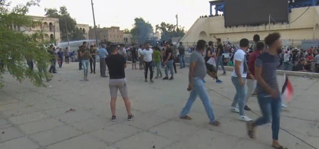 القوات الأمنية تفرق المتظاهرين