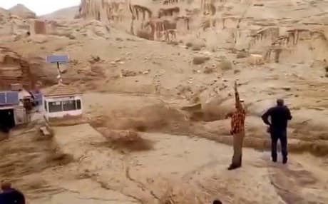 السيول التي ضربت منطقة البتراء أمس الخميس