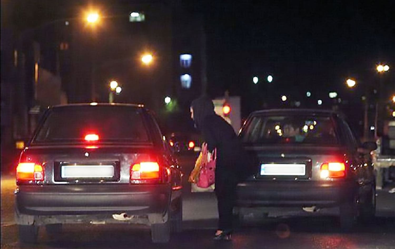 بائعة هوى تتحدث مع زبون في الشارع