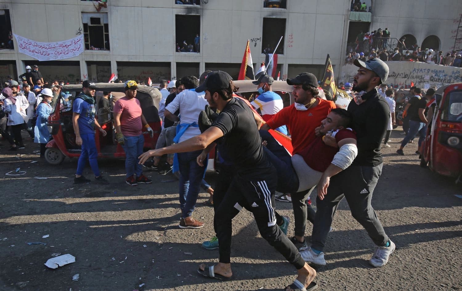لحظة إسعاف أحد المصابين - AFP / AHMAD AL-RUBAYE