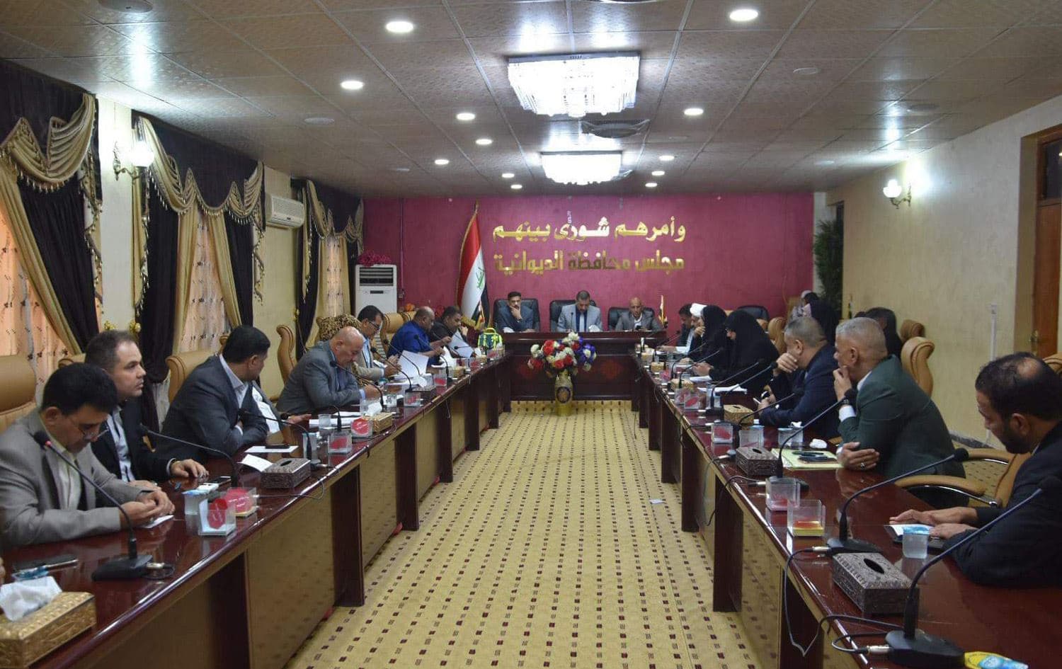 جلسة سابقة لمجلس محافظة الديوانية