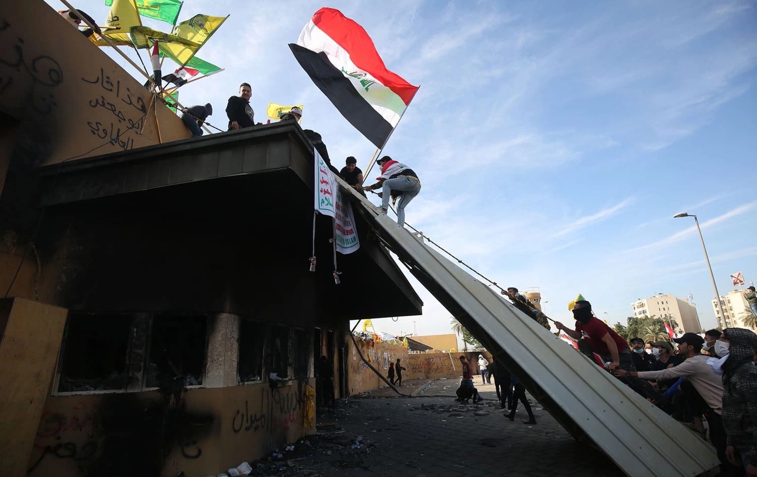 محتجون أمام السفارة الأمريكية في بغداد