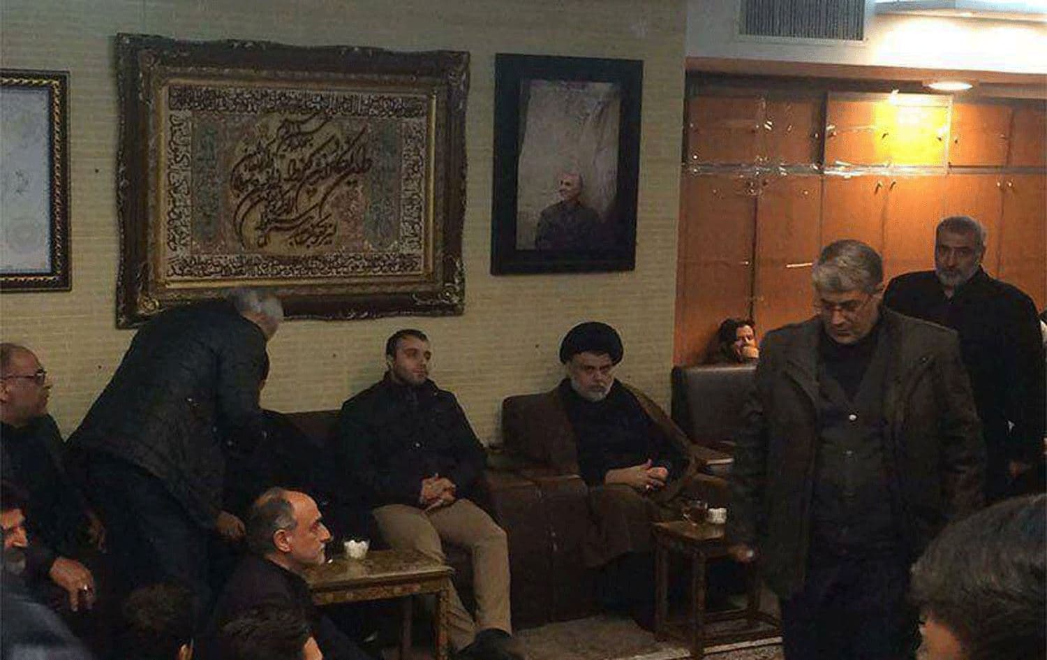 مقتدى الصدر يزور منزل قاسم سليماني ويعزي عائلته