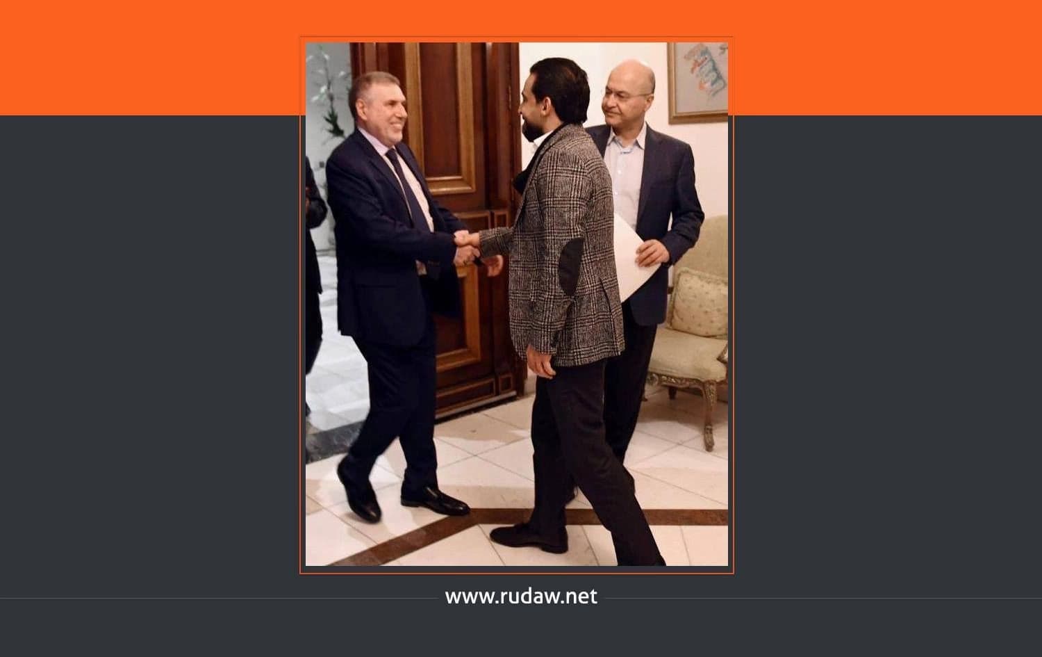 تظهر إحدى الصور الحلبوسي وهو يصافح محمد علاوي فيما يقف رئيس الجمهورية وهو يحمل وثيقة التكليف