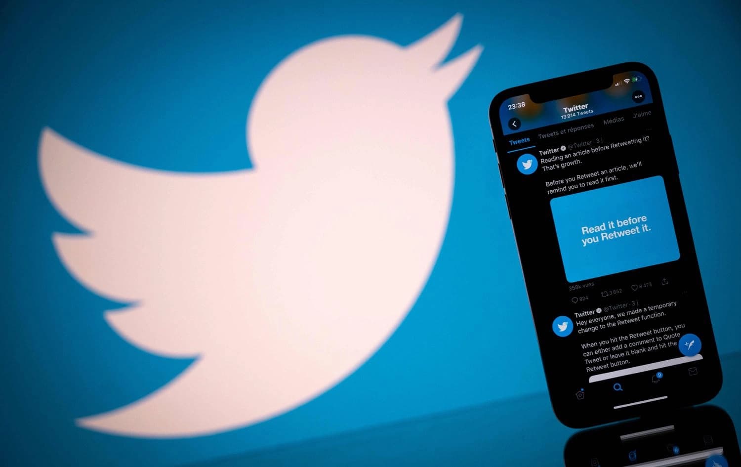 شعار شبكة التواصل الاجتماعي الأمريكية Twitter معروض على شاشة هاتف ذكي وجهاز لوحي في تولوز، جنوب فرنسا AFP / Lionel –BONAVENTURE