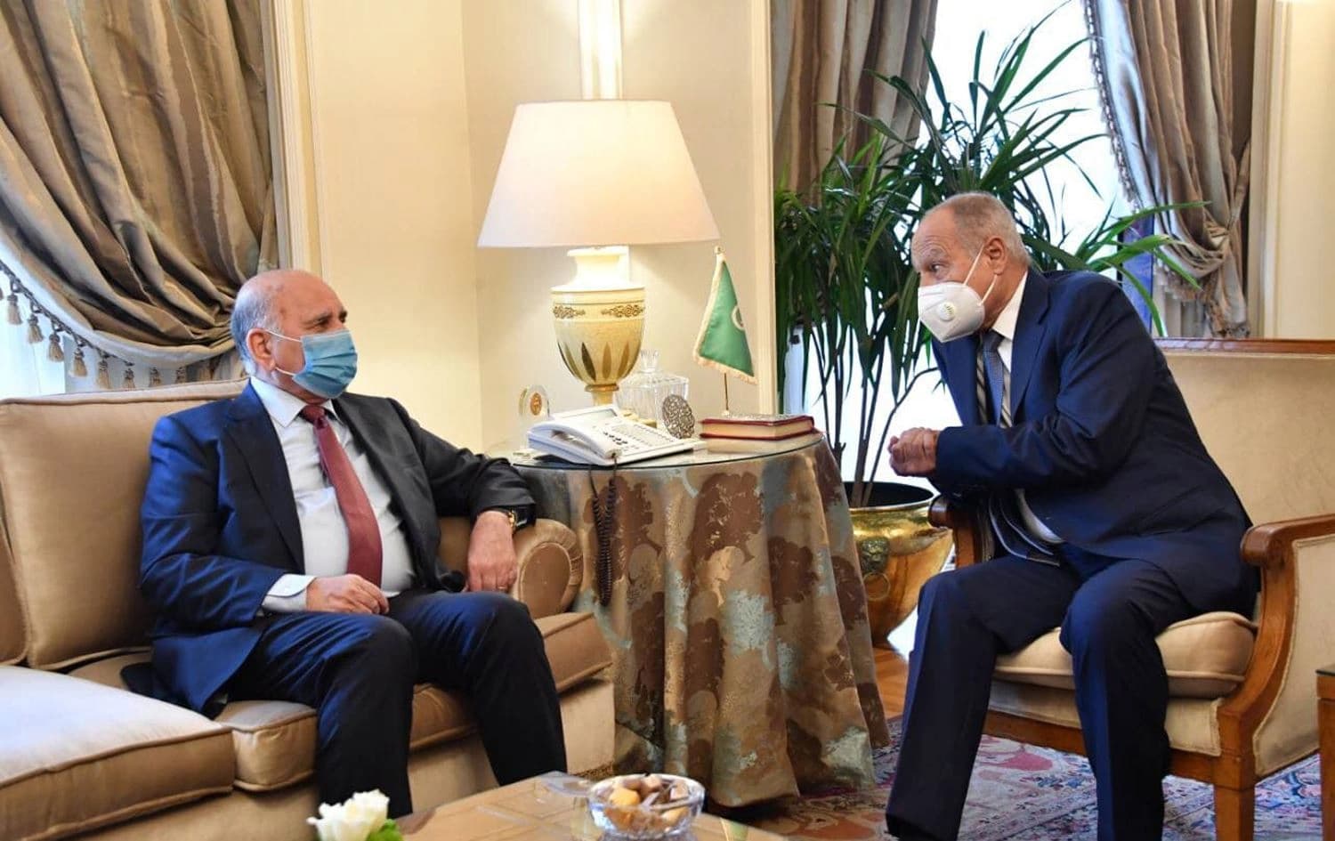 وزير الخارجية العراقي يبحث مع أمين الجامعة العربية سبل تعزيز العمل العربي المشترك