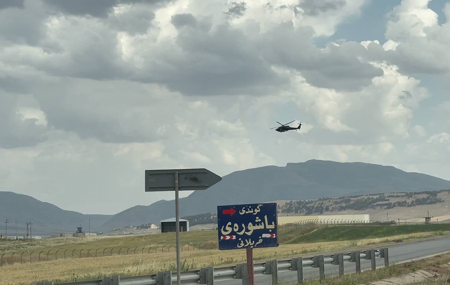 مروحية تحلق فوق قاعدة باشور الجوية بالقرب من ناحية حرير بمحافظة أربيل في أيار 2021