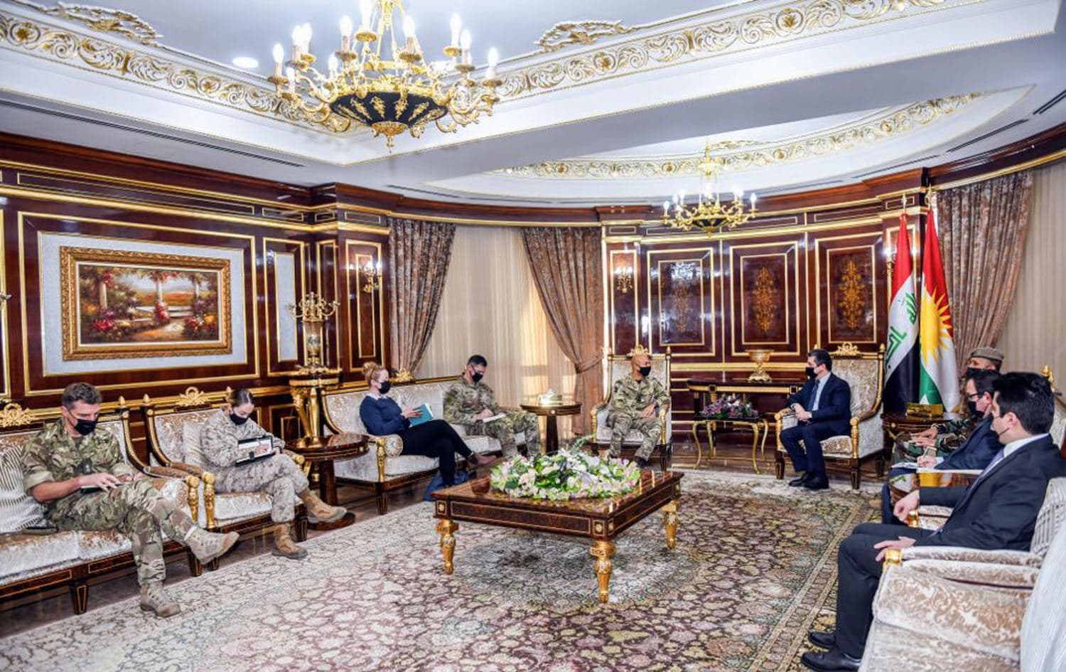رئيس حكومة إقليم كوردستان مسرور بارزاني خلال استقباله نائب القائد العام لقوات التحالف في العراق وسوريا كارل هاريس