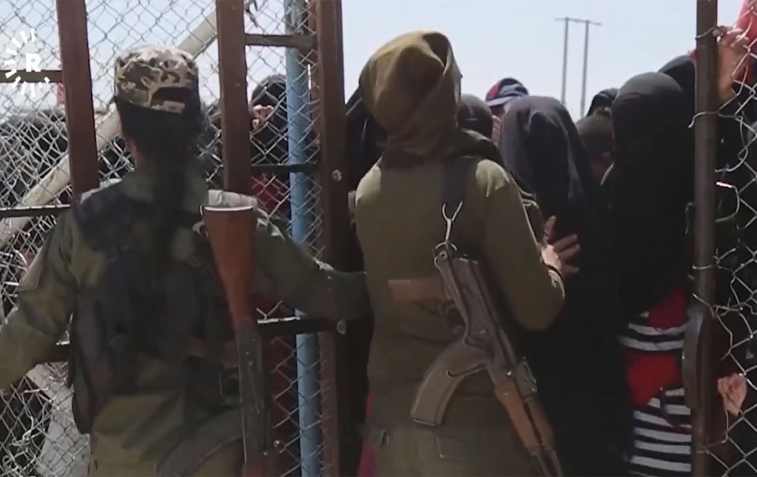 نساء داعشيات واثنتين من عناصر الآسايش في مخيم الهول شرقي الحسكة