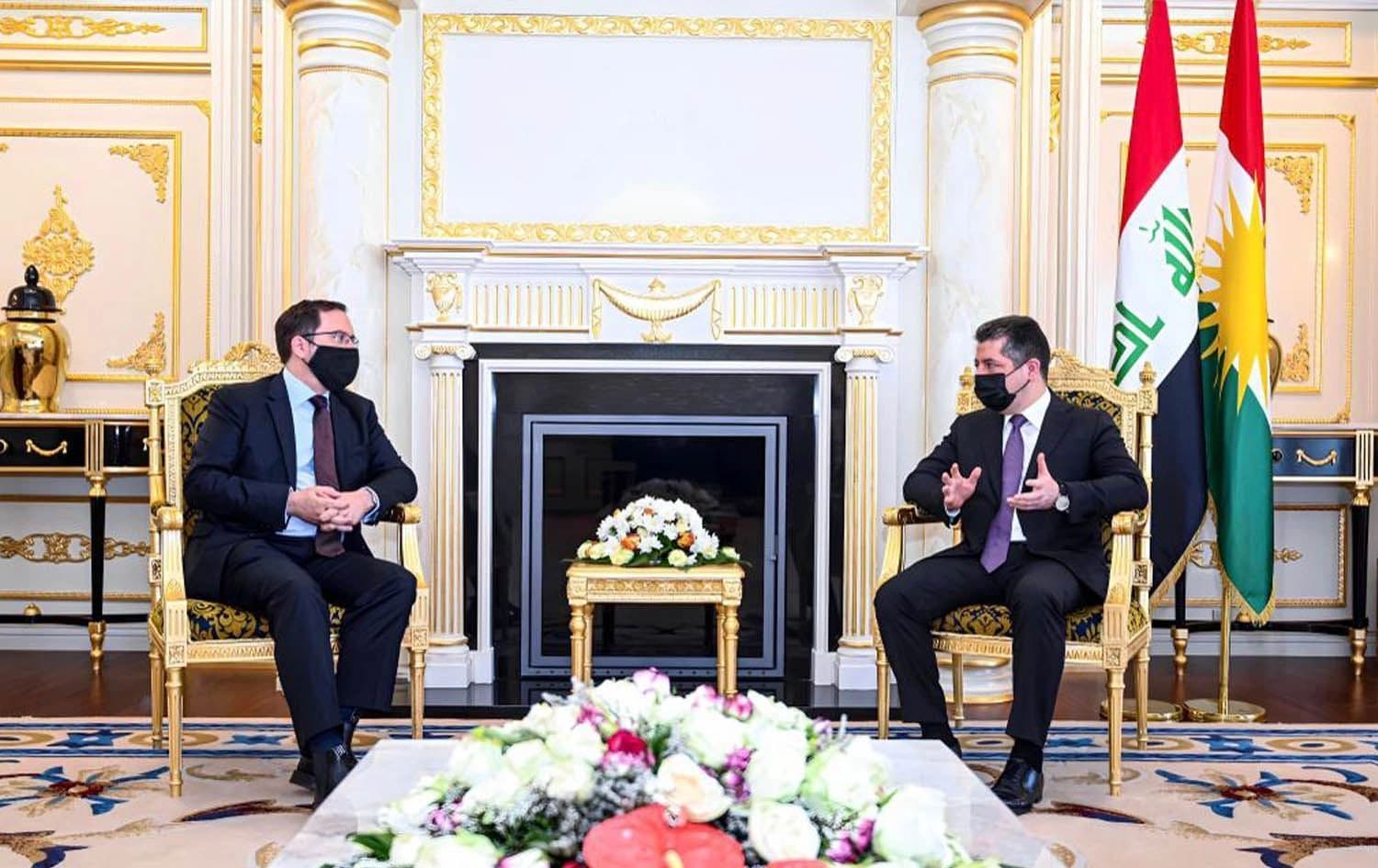 رئيس حكومة إقليم كوردستان، مسرور بارزاني خلال استقباله السفير البريطاني لدى العراق، مارك برايسون ريتشاردسون