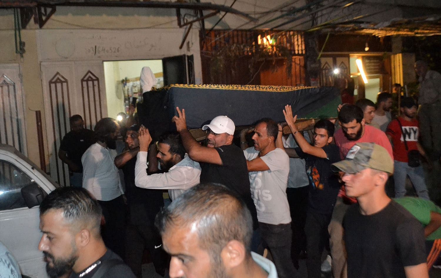 - AFP مشيعون يحملون جثمان أحد ضحايا غرق السفينة